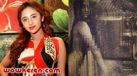 foto artis cantik bugil|9 Adegan Panas Dewi Perssik, Telanjang hingga Hubungan Seks。